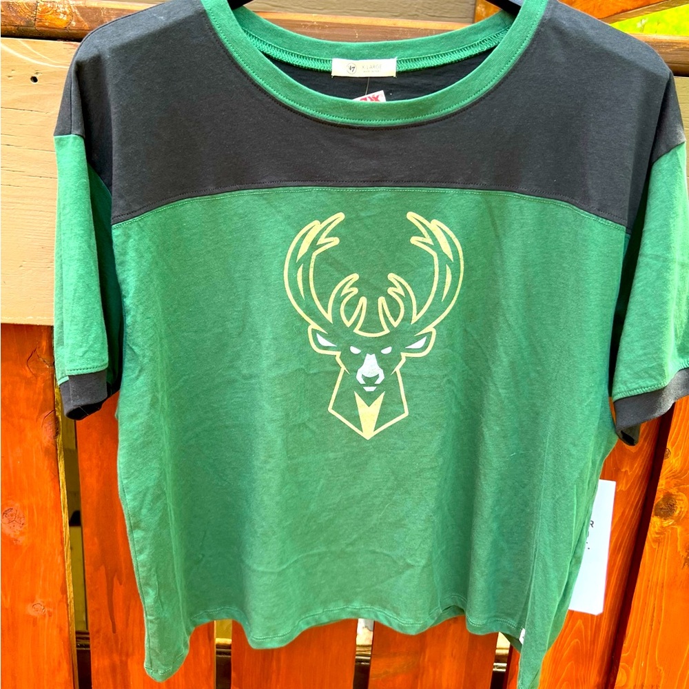 NWT Milwaukee Bucks t-shirt. 100% cotton. Machine wash-dry. Black, green, white